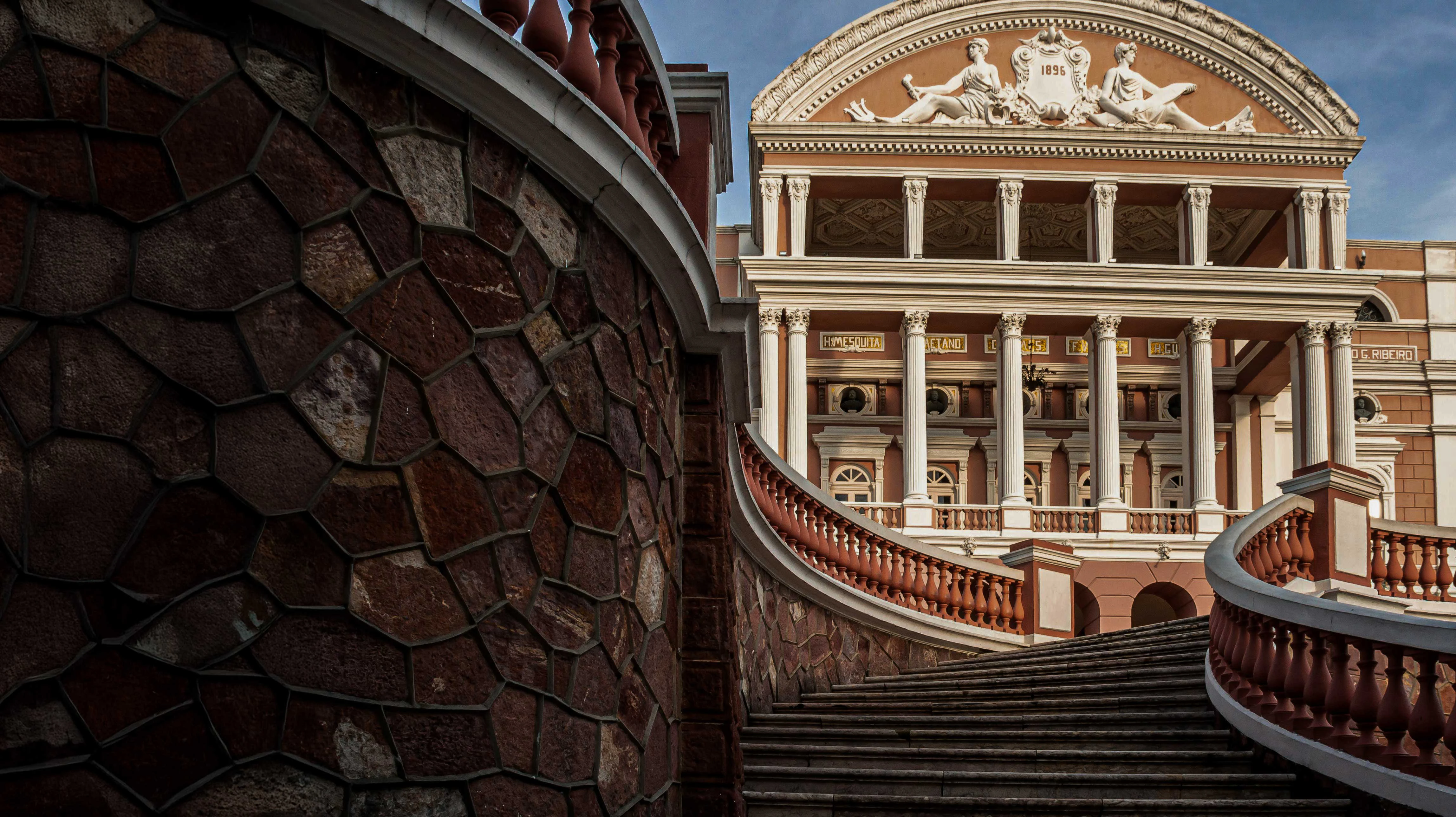 Fachada e escadaria do Teatro Amazonas